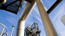 The hydrogen plant at BASF’s Verbund site in Ludwigshafen is an important supplier of industrial gases. Here two employees conduct an inspection in part of the plant. The hydrogen plant at BASF’s Verbund site in Ludwigshafen is an important supplier of industrial gases. Here two employees conduct an inspection in part of the plant.