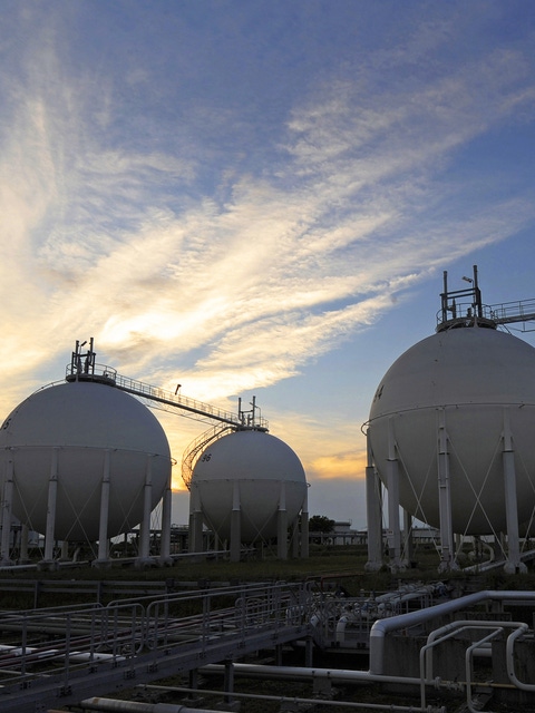 There are five spherical tanks in the Friesenheim Island section of BASF’s Verbund site in Ludwigshafen which supply the production facilities with feedstocks. The tanks have a combined total capacity of around 7.5 million liters of liquefied gas. They are used to store butane gas.