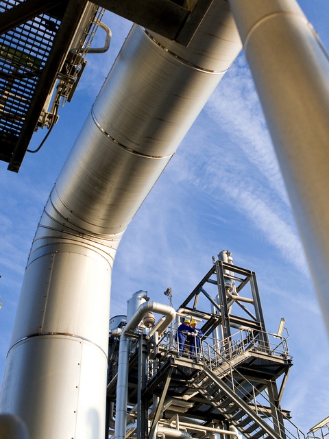 The hydrogen plant at BASF’s Verbund site in Ludwigshafen is an important supplier of industrial gases. Here two employees conduct an inspection in part of the plant.