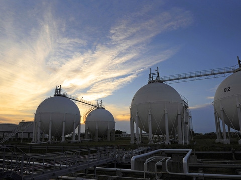 There are five spherical tanks in the Friesenheim Island section of BASF’s Verbund site in Ludwigshafen which supply the production facilities with feedstocks. The tanks have a combined total capacity of around 7.5 million liters of liquefied gas. They are used to store butane gas.