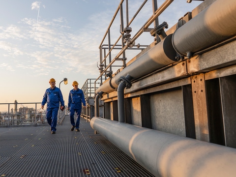 The PolyTHF plant at the Ludwigshafen Verbund site. BASF, which markets the polytetrahydrofuran produced here under the brand name PolyTHF®, is one of the world's leading suppliers of this versatile intermediate with production plants on all continents. Plant operator Wolfgang Higazi-Deissler (left) and process manager Armin Beitz-Urban (right) take their daily inspection tour of the plant. PolyTHF® is an important raw material in the manufacture of many different products. Examples are elastic spandex and elastane fibers for textiles. Additional uses include abrasion-resistant hoses and cable sheathings for vehicle construction. Manufacturers of high-quality skateboard wheels and inline skates also need this intermediate.
