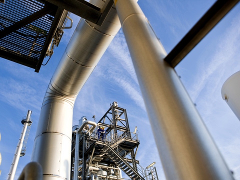 The hydrogen plant at BASF’s Verbund site in Ludwigshafen is an important supplier of industrial gases. Here two employees conduct an inspection in part of the plant.